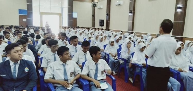 Belajar tatap muka jadi dilema. ( LAMPUNG POST/UMAR ROBANI)