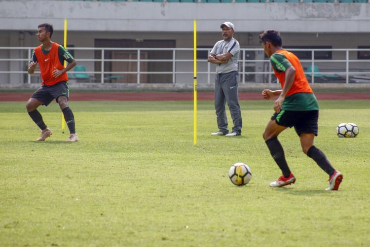 LATIHAN. Pelatih Timnas Indonesia U-19, Fakhri Husaini (tengah), memantau latihan di Stadion Pakansari, Cibinong, Bogor, Jawa Barat, Jumat (25/10).(ANTARA/YULIUS SATRIA WIJAYA)