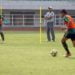 LATIHAN. Pelatih Timnas Indonesia U-19, Fakhri Husaini (tengah), memantau latihan di Stadion Pakansari, Cibinong, Bogor, Jawa Barat, Jumat (25/10).(ANTARA/YULIUS SATRIA WIJAYA)
