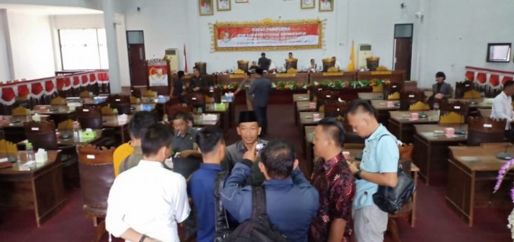 Ketua DPRD Kabupaten Tubaba, Ponco Nugroho memberikan keterangan kepada wartawan terkait pembatalan jadwal paripurna. Ahmad Sobirin