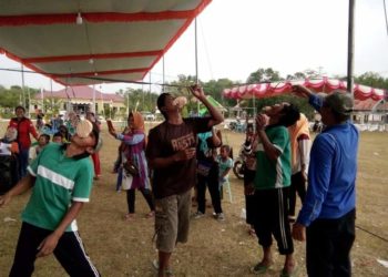 Warga tengah mengikuti lomba dalam rangka hari jadi Desa Mukti Jaya. RIDWAN ANAS
