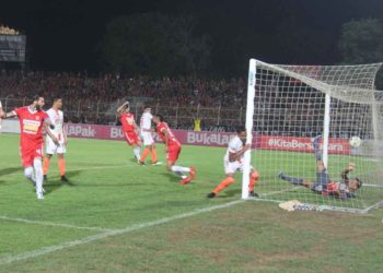 BADAK LAMPUNG MENANG. Pemain Badak Lampung FC, Arthur Bonai (tiga kanan), menjebol gawang Persija Jakarta yang dikawal Andritany dalam lanjutan liga 1 2019 pekan 31, di lapangan Stadion PKOR Way Halim, Bandar Lampung, Minggu (8/12). Dalam laga itu Badak Lampung menang 2-0 dari Persija Jakarta.
n LAMPUNG POST/SUKISNO