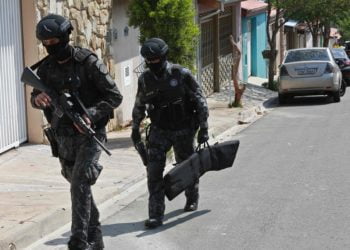 Aparat kepolisian berpatroli di Sao Paulo, Brasil, 17 Oktober 2019. (Foto: AFP/LEANDRO FERREIRA)