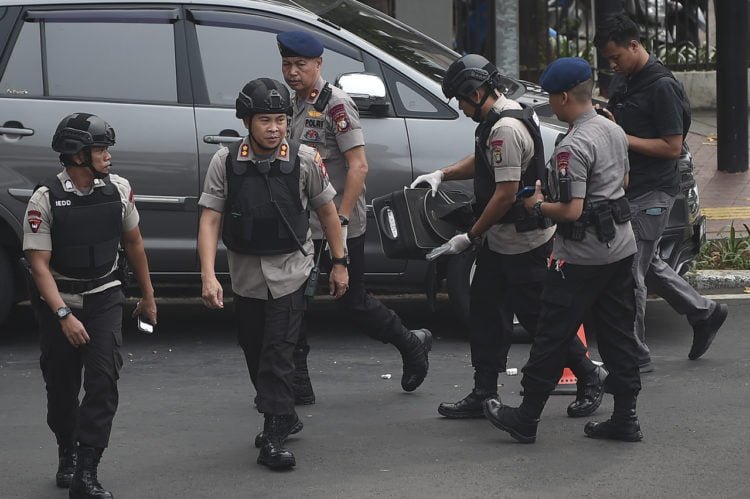 AMANKAN KOPER. Anggota Gegana Brimob Polda Metro Jaya membawa koper yang dicurigai berisi bom di Jalan Veteran, Jakarta, Senin (16/12). Setelah diperiksa lebih lanjut koper tersebut hanya berisi pakaian. (ANTARA/NOVA WAHYUDI)