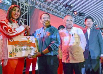 SERAHKAN BONUS. Menteri Pemuda dan Olahraga Zainudin Amali (kedua kiri) didampingi Menteri PUPR yang juga Ketua Umum Pengurus Besar Persatuan Dayung Seluruh Indonesia (PB PODSI) Basuki Hadimuljono (kedua kanan) dan Ketua NOC Raja Sapta Oktohari (kanan) memberikan bonus kepada atlet atletik Emilia Nova (kiri) pada penyerahan bonus atlet peraih medali SEA Games 2019 Filipina di Jakarta, Kamis (12/12). Peraih emas kategori perorangan mendapatkan bonus Rp500 juta, ganda Rp400 juta, dan beregu Rp350 juta. (ANTARA/MUHAMMAD ADIMAJA)