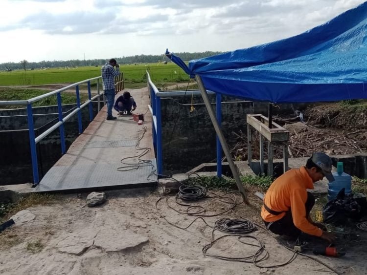 PERBAIKAN JEMBATAN. Jembatan penyeberangan bendungan di Desa Palaspasemah, Kecamatan Palas, Lampung Selatan, saat diperbaiki Balai Besar Wilayah Sungai Mesuji Sekampung (BBWSMS) Lampung, beberapa hari yang lalu. n LAMPUNG POST/ARMANSYAH
