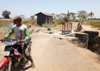 PINTU AIR RUSAK. Pintu air di Desa Pulautengah, Kecamatan Palas, Lampung Selatan, rusak yang akan berdampak terjadinya banjir pada musim rendeng mendatang. LAMPUNG POST/ARMANSYAH