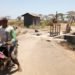 PINTU AIR RUSAK. Pintu air di Desa Pulautengah, Kecamatan Palas, Lampung Selatan, rusak yang akan berdampak terjadinya banjir pada musim rendeng mendatang. LAMPUNG POST/ARMANSYAH