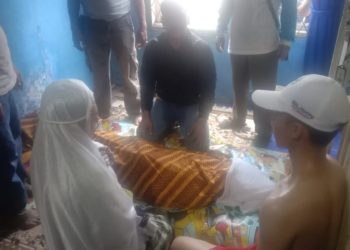 RUMAH DUKA. Jenazah pelajar SMA tenggelam di Pantai Batu Rame, Ketang, Kelurahan Way Urang, Kecamatan Kalianda, Lampung Selatan, disemayamkan di rumah duka. ISTIMEWA