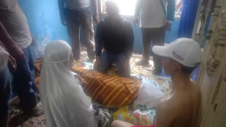 RUMAH DUKA. Jenazah pelajar SMA tenggelam di Pantai Batu Rame, Ketang, Kelurahan Way Urang, Kecamatan Kalianda, Lampung Selatan, disemayamkan di rumah duka. ISTIMEWA