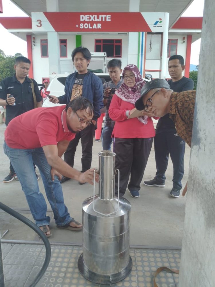 TERA ULANG. Petugas melakukan tera ulang alat ukur BBM di SPBU Kembahang, Batubrak, Lampung Barat, Jumat (27/12). n LAMPUNG POST/ELIYAH