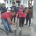 TERA ULANG. Petugas melakukan tera ulang alat ukur BBM di SPBU Kembahang, Batubrak, Lampung Barat, Jumat (27/12). n LAMPUNG POST/ELIYAH