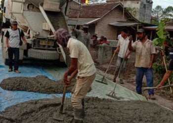PROYEK BAKTIRASA. Para pekerja saat menggelar ready mix pada proyek pembangunan jalan rabat beton di ruas Jalan Desa Baktirasa-Kedaung, Kecamatan Sragi, Lampung Selatan, Jumat (13/12). LAMPUNG POST/ARMANSYAH