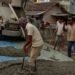 PROYEK BAKTIRASA. Para pekerja saat menggelar ready mix pada proyek pembangunan jalan rabat beton di ruas Jalan Desa Baktirasa-Kedaung, Kecamatan Sragi, Lampung Selatan, Jumat (13/12). LAMPUNG POST/ARMANSYAH