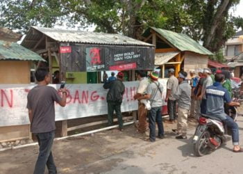 TANDA TANGAN. Ratusan warga yang tergabung dalam Aliansi Rajabasa menggelar aksi sekaligus menggalang tanda tangan penolakan penambangan pasir Gunung Anak Krakatau (GAK) di pesisir Kecamatan Rajabasa, Lampung Selatan, Senin (2/12). LAMPUNG POST/AAN KRIDOLAKSONO