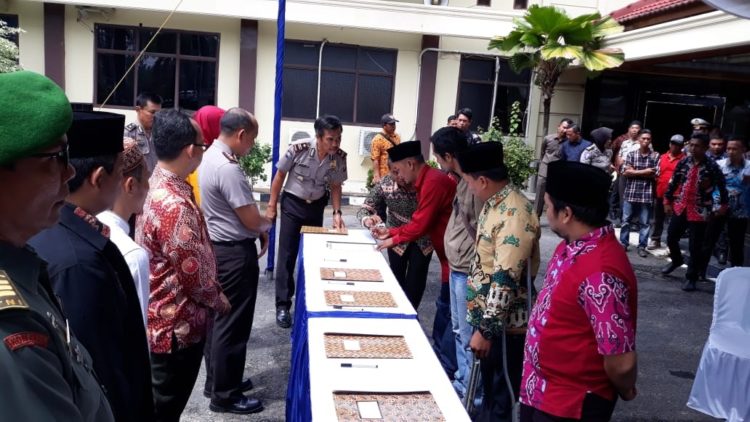 DEKLARASI DAMAI. Para calon kepala kampung menandatangani pernyataan deklarasi pemilihan kepala kampung damai. LAMPUNG POST/FERDI IRWANDA