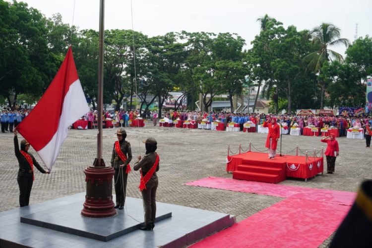HARI IBU. Upacara peringatan Hari Ibu yang semua petugasnya adalah perempuan. LAMPUNG POST/JUWANTORO