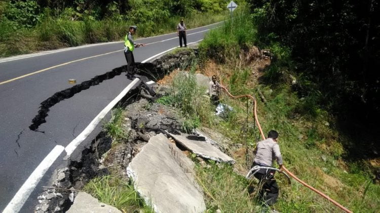 PASANG GARIS. Polsek Pesisir Utara memasang garis polisi di jalan yang ambles di lintas Krui—Bengkulu. DOK POLSEK PESISIR UTARA