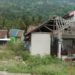 RUMAH RUSAK. Salah satu rumah milik korban tsunami di Desa Way Muli Timur, Kecamatan Rajabasa, Lampung Selatan, yang rusak dihantam gelombang tsunami, Minggu (22/12). LAMPUNG POST/ARMANSYAH