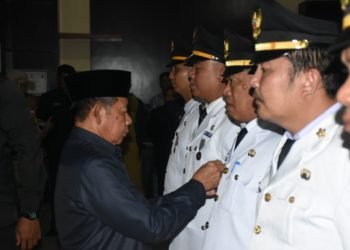 LANTIK PEJABAT ESELON. Wakil Bupati Tulangbawang Barat melantik 89 pejabat eselon II, III, dan IV di lingkungan Pemkab setempat, Senin (23/12). n DOK PEMKAB TULANGBAWANG BARAT