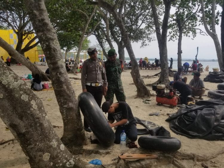 WISATA PANTAI. Wisata Pantai Embe di kawasan Pantai Merak Belantung, Kecamatan Kalianda, Lampung Selatan, Rabu (25/12). n LAMPUNG POST/PERDHANA WIBYSONO