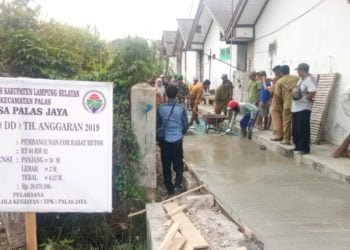 PEMBANGUNAN JALAN. Proses pembangunan jalan rabat beton di Desa Palasjaya, Kecamatan Palas, Lampung Selatan, yang dimonitoring pihak kecamatan setempat, Senin (2/12). n LAMPUNG POST/ARMANSYAH