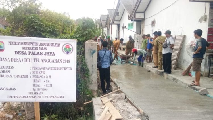 PEMBANGUNAN JALAN. Proses pembangunan jalan rabat beton di Desa Palasjaya, Kecamatan Palas, Lampung Selatan, yang dimonitoring pihak kecamatan setempat, Senin (2/12). n LAMPUNG POST/ARMANSYAH