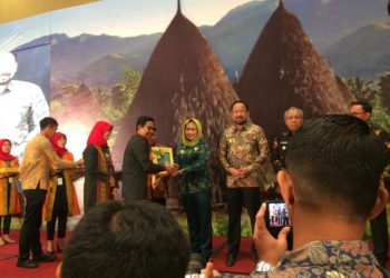 SERAHKAN DOKUMEN. Menteri Desa, Pembangunan Daerah Tertinggal dan Transmigrasi A Halim Iskandar menyerahkan Dokumen Rencana Pembangunan Kawasan Perdesaan kepada 10 bupati, di antaranya Bupati Tulangbawang Winarti. DOK PEMKAB TULANGBAWANG