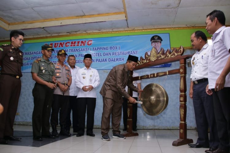 PELUNCURAN TAPPING BOX. Pelaksana Tugas (Plt) Bupati Lampung Utara Lampura, Budi Utomo saat meluncurkan pemasangan tapping box yang dipusatkan di Rumah Makan Taruko Kotabumi, Rabu (4/12). LAMPUNG POST/FAJAR NOFITRA