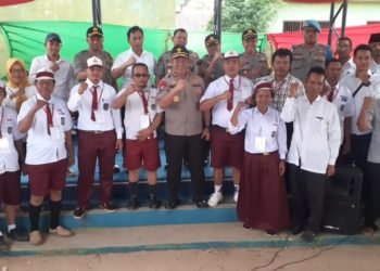 FOTO BERSAMA. Wakapolda Lampung Brigjen Sudarsono berfoto bersama panitia Pilkades Simpangpematang yang kompak mengenakan seragam sekolah dasar. LAMPUNG POST/RIDWAN ANAS