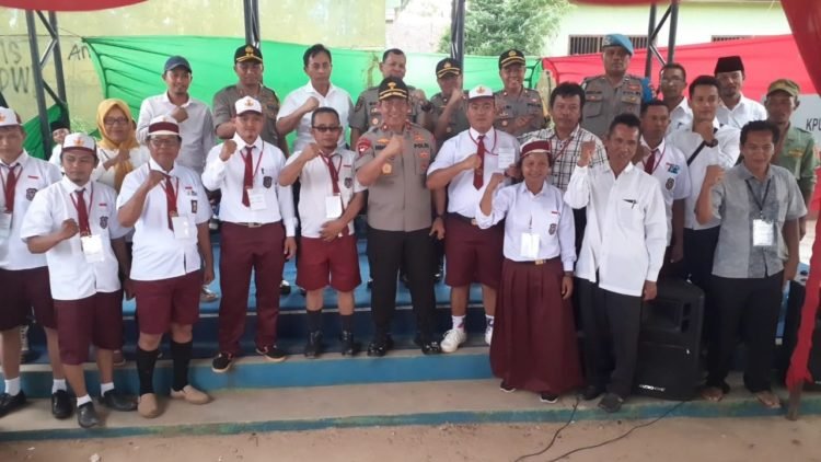 FOTO BERSAMA. Wakapolda Lampung Brigjen Sudarsono berfoto bersama panitia Pilkades Simpangpematang yang kompak mengenakan seragam sekolah dasar. LAMPUNG POST/RIDWAN ANAS
