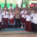 FOTO BERSAMA. Wakapolda Lampung Brigjen Sudarsono berfoto bersama panitia Pilkades Simpangpematang yang kompak mengenakan seragam sekolah dasar. LAMPUNG POST/RIDWAN ANAS