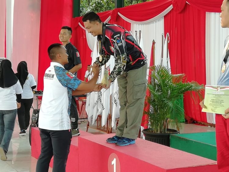 RAIH PENGHARGAAN. Koptu Mar Heri Nopiansyah meraih piagam penghargaan dari Perbakin, di lapangan tembak PB Perbakin Pusat, Senayan, Jakarta, Minggu (22/12). DOK BRIGIF 4/MAR/BS