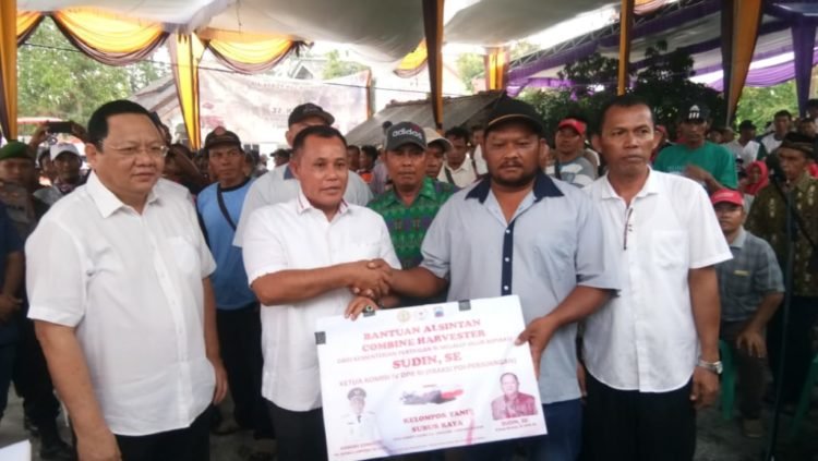 BANTUAN ALSINTAN. Plt Bupati Lampung Selatan Nanang Ermanto didampingi Ketua Komisi IV DPR Sudin dan anggota Komisi II DPRD Lamsel Taman menyalurkan bantuan alsintan secara sembolis kepada petani di Desa Kualasekampung, Kecamatan Sragi, Rabu (25/12). LAMPUNG PSOT/ARMANSYAH