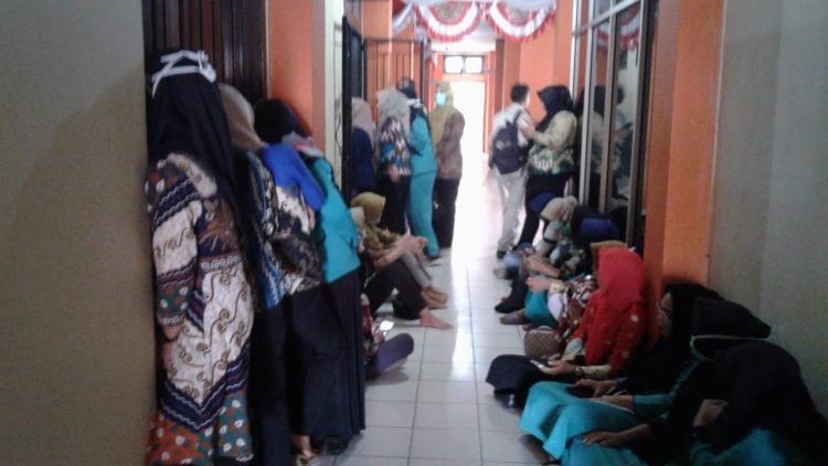 PENUHI KORIDOR. Puluhan perawat tenaga kerja lepas (honorer) RSUD HM Mayjen Ryacudu memenuhi koridor yang berseberangan dengan ruang rapat untuk mendengarkan hasil hearing Komisi IV DPRD Lampura dengan perwakilan perawat, Selasa (10/12). n LAMPUNG POST/YUDHI HARDIYANTO