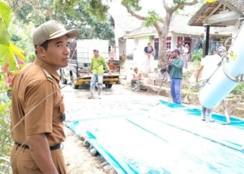 TURUN LANGSUNG. Kepala Desa Baktirasa, Kecamatan Sragi, Lampung Selatan, Iis Wahyudi saat turun langsung mengecek proyek peningkatan jalan dengan konstruksi beton di ruas jalan Baktirasa—Kedaung, Selasa (10/12). LAMPUNG POST/ARMANSYAH