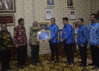 TERIMA PENGHARGAAN. Bupati Pesawaran Dendi Ramadhona menerima penghargaan dari Kementerian Keuangan melalui Kanwil Direktorat Jenderal Perbendaharaan Provinsi Lampung, Selasa (17/12). n LAMPUNG POST/PUTRA PANCASILA SAKTI
