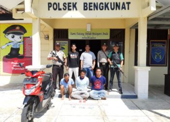 Anggota Polsek Bengkunat membekuk tiga pengedar uang palsu yang sering beroperasi di Pagarbukit. ELIYAH