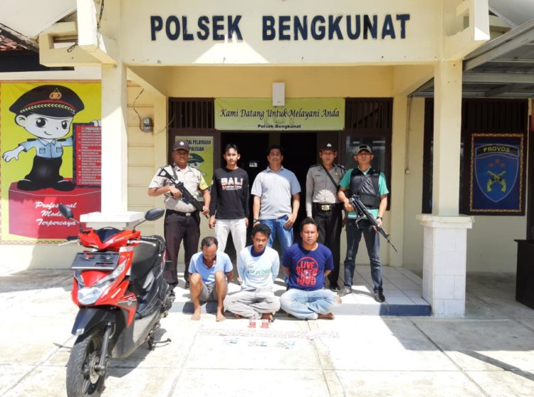 Anggota Polsek Bengkunat membekuk tiga pengedar uang palsu yang sering beroperasi di Pagarbukit. ELIYAH