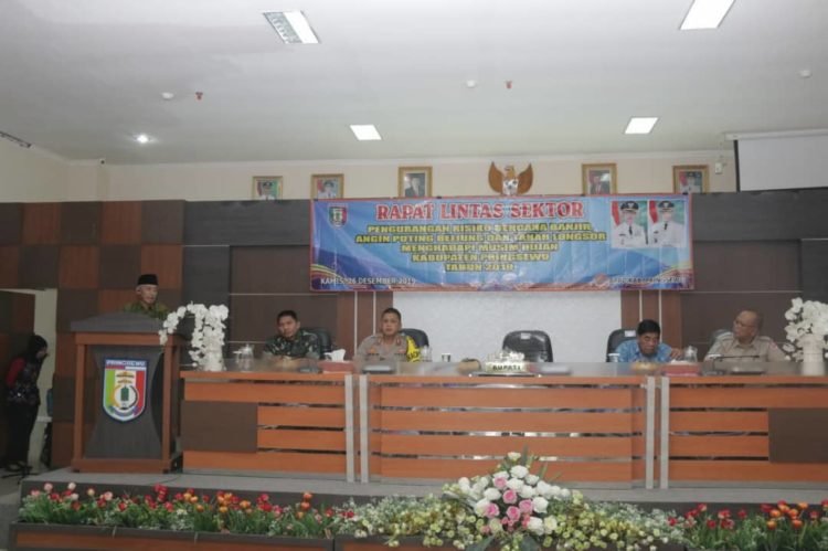 ANTISIPASI BENCANA. Rapat lintas sektoral mengantisipasi bencana banjir di aula Pemkab Pringsewu, Kamis (26/12). DOK PEMKAB PRINGSEWU