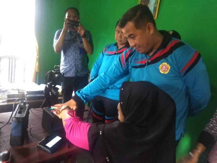 PEREKAMAN KTP-EL. Bupati Pesawaran Dendi Ramadhona melihat masyarakat yang melakukan perekaman KTP-el, Kamis (5/12). n LAMPUNG POST/PUITRA PANCASILA SAKTI