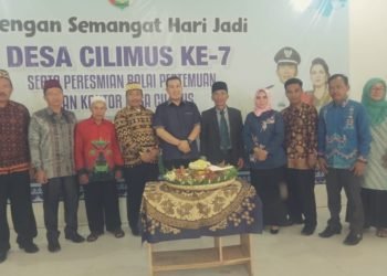 PERESMIAN. Kades Cilimus bersama Bupati Pesawaran Dendi Ramadhona seusai peresmian balai desa dan balai pertemuan sekaligus peringatan HUT ke-7 desa setempat, Minggu (8/12). LAMPUNG POST/PUTRA PANCASILA SAKTI