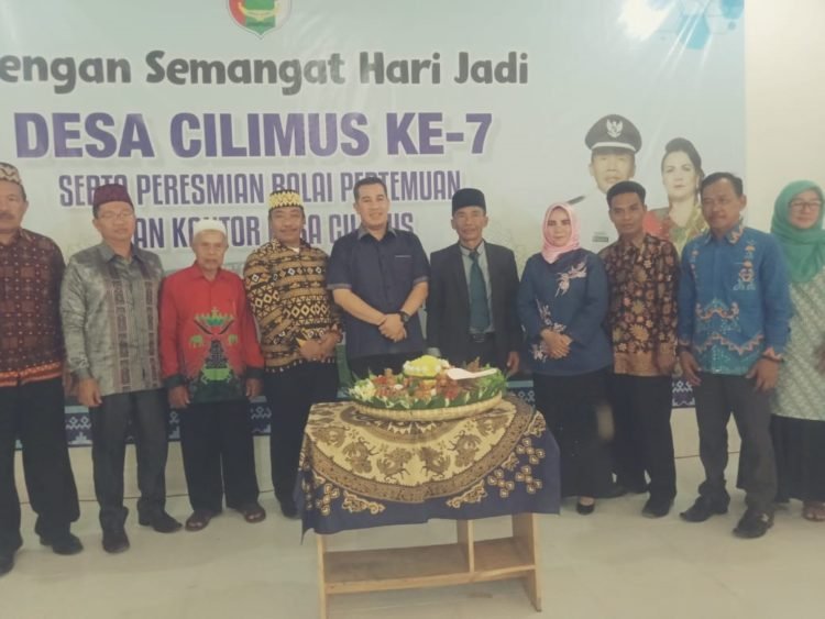 PERESMIAN. Kades Cilimus bersama Bupati Pesawaran Dendi Ramadhona seusai peresmian balai desa dan balai pertemuan sekaligus peringatan HUT ke-7 desa setempat, Minggu (8/12). LAMPUNG POST/PUTRA PANCASILA SAKTI