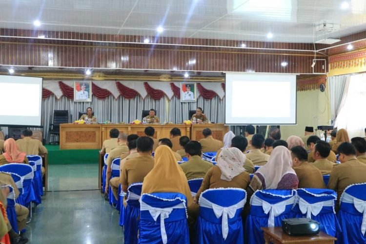 RAKOR. Pemkab Lampung Barat menggelar rapat koordinasi pengendalian operasional pembangunan, di aula Kagungan, Selasa (10/12). LAMPUNG POST/ELIYAH