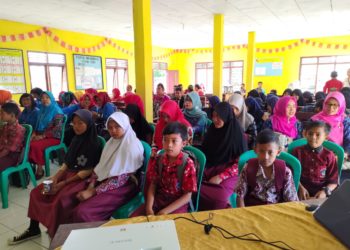 SOSIALISASI. Acara sosialisasi serta penyerahan secara simbolik KIA bagi pelajar SD—SMP se-Kecamatan Abung Selatan, Lampung Utara, di aula Desa Kalibalangan, Kamis (12/12). LAMPUNG POST/FAJAR NOFITRA