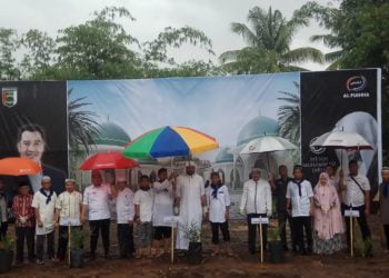 KAMPUNG QURAN Bupati Pesawaran Dendi Ramadhona bersama Syekh Muhammad Jaber dan ketua yayasan usai melaksanakan peletakan batu pertama pembangunan Kampung Quran, Yayasan Al-Fussha, di Desa Bogorejo, Kecamatan Gedongtataan, Rabu (18/12). LAMPUNG POST/ PUTRA PANCASILA SAKTI