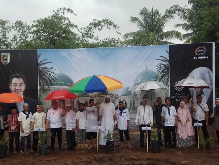 KAMPUNG QURAN Bupati Pesawaran Dendi Ramadhona bersama Syekh Muhammad Jaber dan ketua yayasan usai melaksanakan peletakan batu pertama pembangunan Kampung Quran, Yayasan Al-Fussha, di Desa Bogorejo, Kecamatan Gedongtataan, Rabu (18/12). LAMPUNG POST/ PUTRA PANCASILA SAKTI