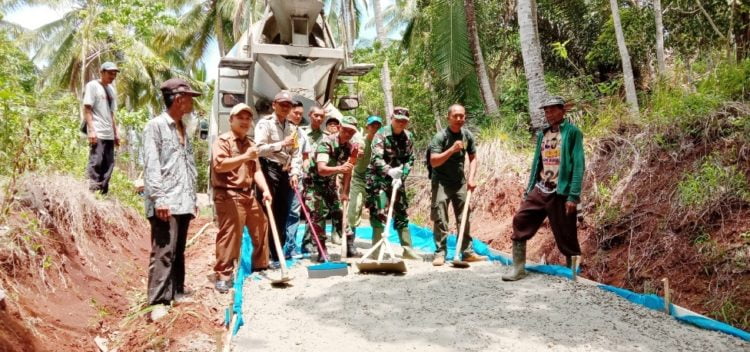 JALAN COR BETON. Pembangunan infrastruktur jalan cor beton Desa Karyatunggal, Kecamatan Katibung, Lampung Selatan, Rabu (18/12). n LAMPUNG POST/PERDHANA WIBYSONO