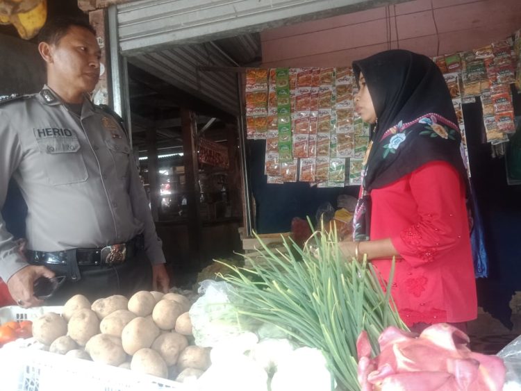 TAS HILANG. Warung milik korban yang tasnya hilang di Pasar Kecamatan Sidomulyo, Lampung Selatan, Minggu (1/12). DOKUMENTASI WARGA