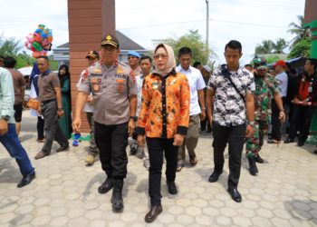 PEMANTAUAN. Wakapolda Lampung Brigjen Sudarsono didampingi Bupati Tulangbawang Winarti memantau proses pemungutan suara pilkakam serentak, Kamis (12/12). LAMPUNG POST/FERDI IRWANDA